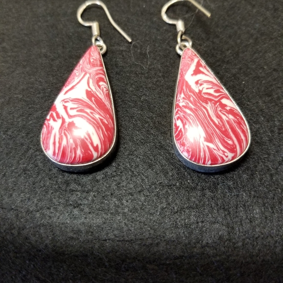 ENTICING EARRINGS NWOT - Picture 2 of 4